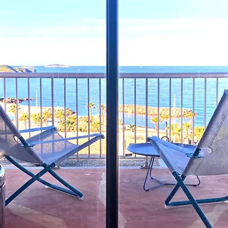 Bright Stopover With Terrace In Six-fours *